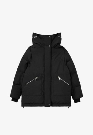 Giacca a vento nera con cappuccio, chiusura frontale a bottoni, due tasche laterali con zip e silhouette squadrata. Realizzata in materiale liscio e isolante.