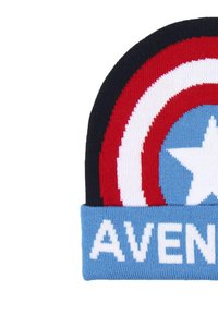Cappello di lana lavorato a maglia con un design multicolore: strisce rosse, bianche e blu, con un cerchio blu centrale e una stella bianca, e il testo "AVENGERS".