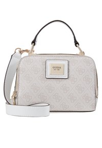 Sac à main Guess couleur crème avec motif logo en relief, plaque logo en ton doré, poignée supérieure et bandoulière blanche amovible.