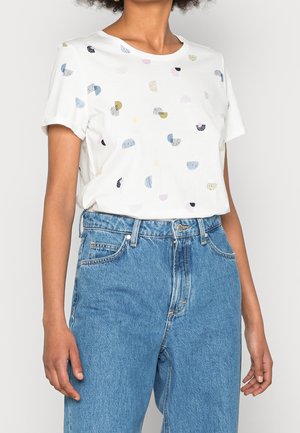 Hvid kortærmet t-shirt med multicoloreret abstrakt mønster. Lavet af blødt stof, med en afslappet pasform og rund halsudskæring.