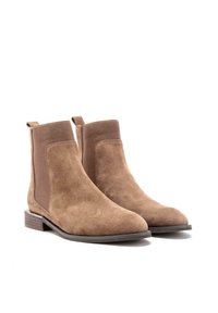 Botines de ante marrón con paneles laterales elásticos, punta redondeada y un tacón bajo apilado para mayor comodidad.