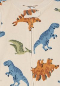 Fleece-Einteiler in Cremetönen mit bunten Dinosaurier-Mustern in Blau, Orange und Grün. Verfügt über einen Frontreißverschluss und einen runden Druckknopfverschluss am Hals.