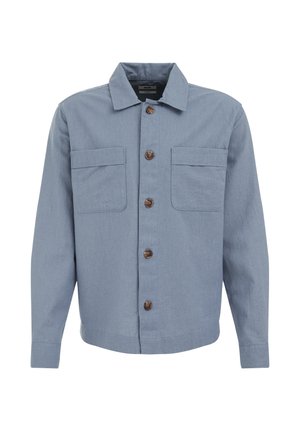 Chaqueta de manga larga azul claro, hecha de tela tejida. Presenta cierre de botones, dos bolsillos en el pecho y botones marrones. Diseño de cuello clásico.