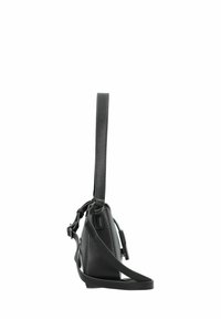 Schwarze Leder-Crossbody-Tasche mit strukturiertem Finish, verstellbarem Tragegurt und schlanker Silhouette. Verfügt über einen Reißverschluss und subtile Hardware-Akzente.