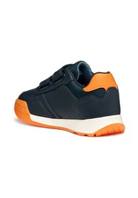 Granatowe sneakersy z pomarańczowymi akcentami, gładka syntetyczna cholewka, zaokrąglony czubek, podwójne paski Velcro, biała podeszwa środkowa, teksturowana gumowa podeszwa.