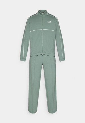 Tuta in tessuto verde chiaro con giacca con zip e dettagli bianchi e pantaloni abbinati, entrambi dalla vestibilità comoda e con dettaglio logo.