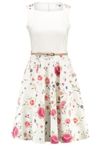 Robe blanche sans manches avec corsage ajusté, ceinture beige et jupe évasée ornée de motifs floraux roses et orange.