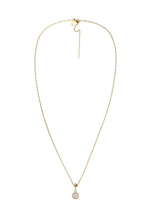 Collier en chaîne dorée avec un pendentif rond orné d'une pierre blanche, des maillons torsadés délicats et un design de fermoir simple.