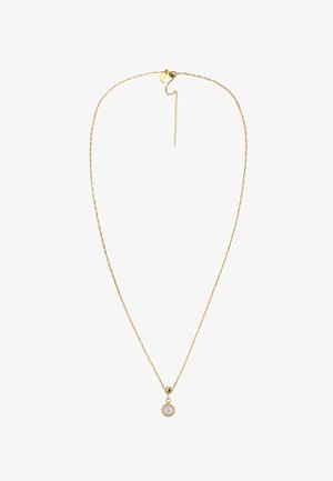 Guldtonet kædethalskæde med en rund vedhæng med en hvid sten, delikate snoede led og et simpelt låse-design.