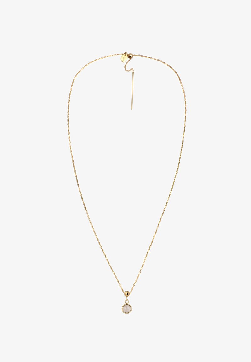 Halskette aus vergoldetem Material mit einem runden Anhänger mit einem weißen Stein, zarten verdrehten Gliedern und einem schlichten Verschlussdesign.