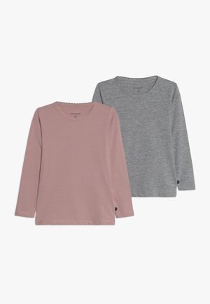 Zwei langärmlige Hemden in staubigem Rosa und Grau. Weiches Baumwollmaterial, runde Ausschnitte und subtile Nähten an den Säumen.