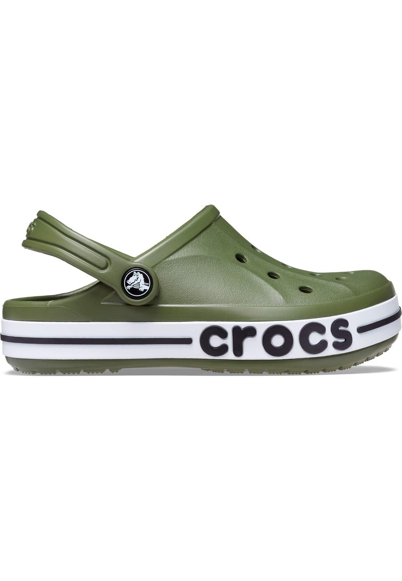 Sabots Crocs vert olive à forme arrondie, avec des trous de ventilation et un logo noir. Dotés d'une semelle intermédiaire rayée blanche et noire.