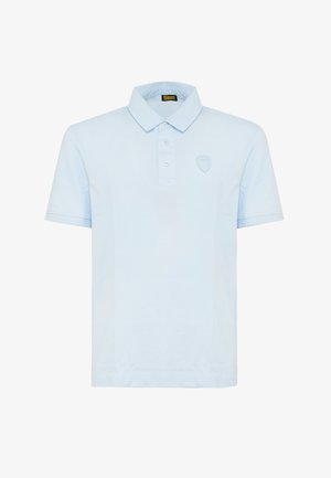 Lichtblauw polohemd met korte mouwen, drie knopen en een geborduurd schildlogo op de linkerborst.