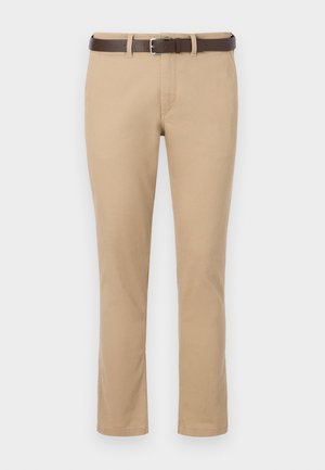 Khaki broeken met een rechte pasvorm, gemaakt van katoen, met een bruine leren riem met een zilveren gesp. Gladde textuur, zonder patronen.