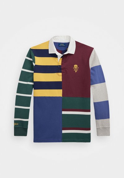 Polo de manga longa com um design em patchwork nas cores verde, amarelo, azul, bordô e cinza, apresentando riscas horizontais. Com colarinho e bordado de um crânio.