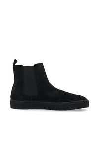 Juodos suede Chelsea batai su elastingais šonų paneliais, apvalia nosimi ir tekstūruotu juodu guminiu padu. Užtrauktukas gale, kad būtų lengva užsiverti.