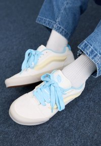 KNU SKOOL UNISEX - Sneakers - glow white/blue