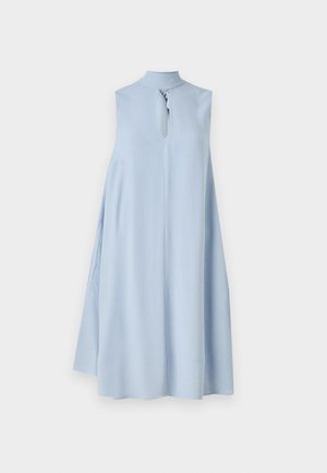 Svetlo modré šaty bez rukávov s vysokým golierom a detailom v tvare kľúčovej dierky na prednej strane. Vyrobené z hladkej tkaniny, majú prúdiacu a širokú siluetu.