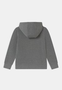 Grå huvtröja med mjuk textur, känguruficka och rundad huva. Slät tygdesign med långa ärmar och en avslappnad passform.