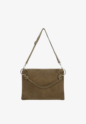 Braune, rechteckige Wildleder-Handtasche mit verstellbarem Schulterriemen, dekorativen geknoteten Griffen, die an Metallringen befestigt sind, und kleinem metallischem Logo in der Mitte.