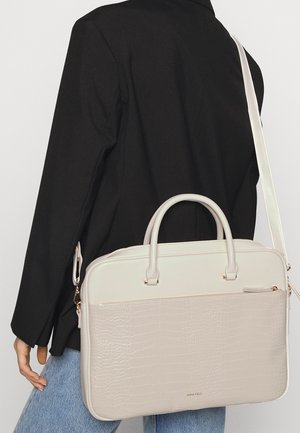 Lys grå laptop taske med krokodilleskindsstruktur, dobbelte håndtag og en justerbar skulderrem. Har guld hardware og en frontlomme.