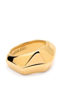 Anillo de oro con una forma orgánica y escultural; superficie suave y reflectante que presenta un diseño ondulado y la grabación "SINGULARU" en su interior.