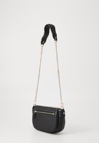 Borsa a tracolla nera in pelle texture, con tracolla a catena, chiusura con zip e tasca frontale con zip dal design minimalista.