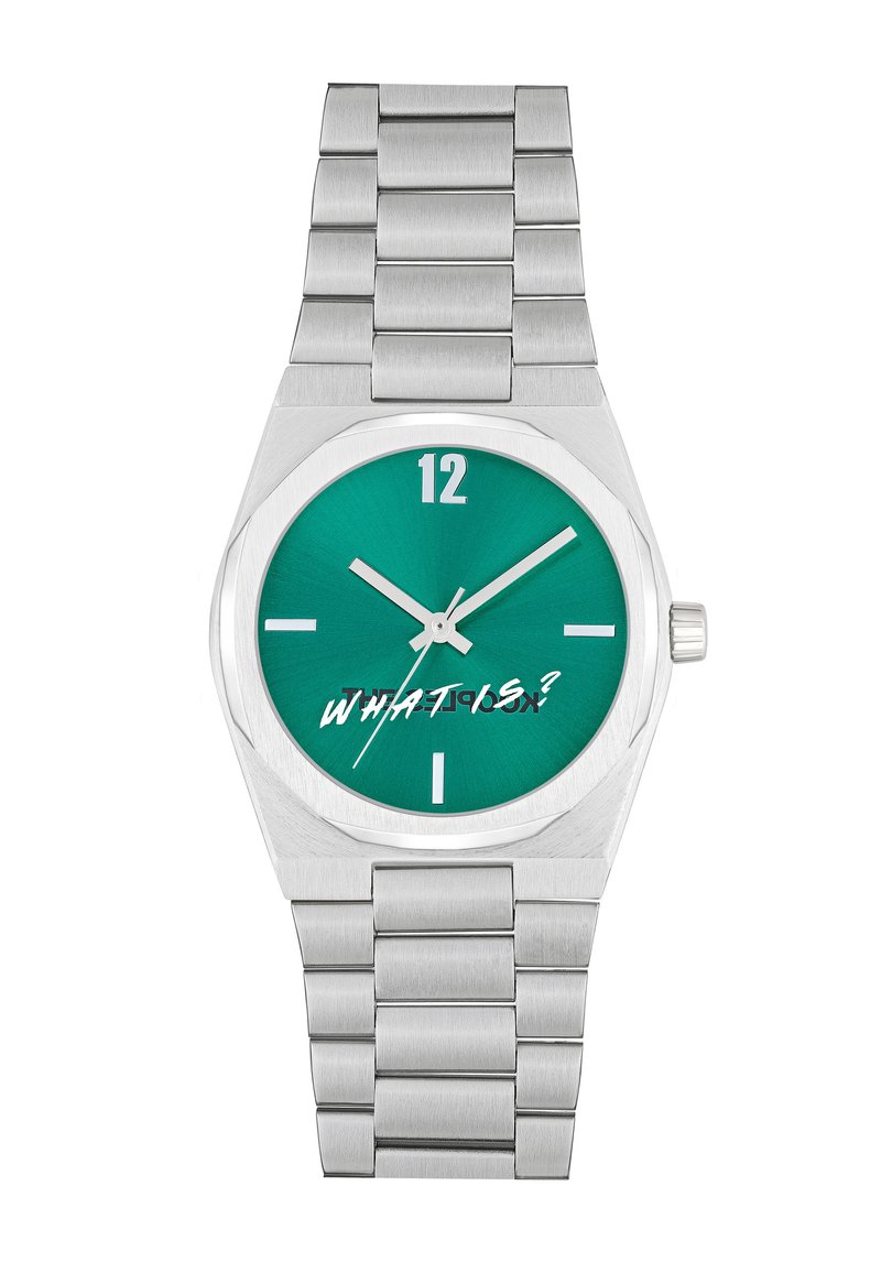 Reloj de acero inoxidable plateado con una esfera verde, caja octagonal y marcadores en blanco audaces. Tiene una correa de metal cepillado y el texto "¿QUÉ ES?"