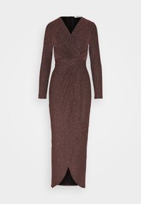 Robe longue bordeaux scintillante avec un décolleté en V profond, des manches longues et une taille cintrée ; présente une fente à l'ourlet pour un détail supplémentaire.