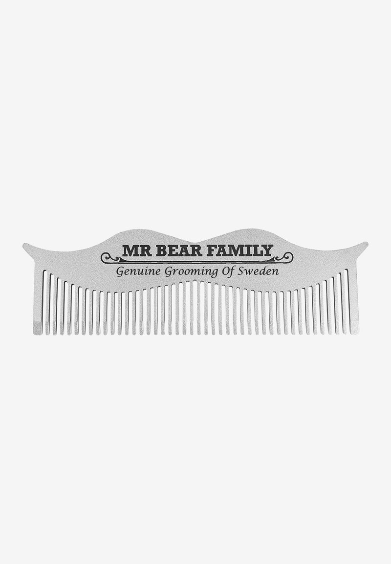 Sølvfarget metallkam med bølgete design på toppen, med innskrift "MR BEAR FAMILY" og "Genuine Grooming Of Sweden."