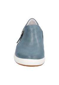 Scarpe in pelle blu perforata con punta arrotondata, zip laterale e suola bianca. Presentano una superficie liscia con lievi fori di ventilazione.