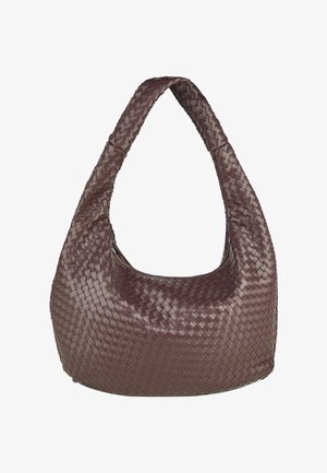 Gefärbte Hobo-Tasche aus geflochtenem, dunkelbraunem Leder mit einem breiten Schultergurt und einem gebogenen, halbmondförmigen Körper.