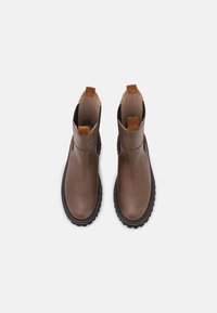 Copenhagen Shoes Kotníkové boty na platformě - brown
