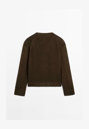 Brun stickad tröja med strukturerad yta och ribbad fåll, med långa ärmar och rund halsringning. Baksidan är enkel utan dekorationer.