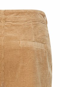 Beige corduroy broek met verticale ribbels, een achterzak en een hoog taille ontwerp. Zachte textuur met een subtiele glans.
