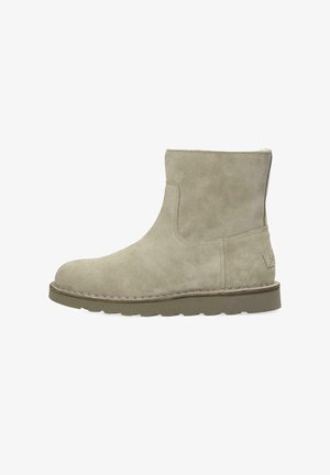Hellbeige Wildleder-Stiefeletten mit glatter Textur, flacher Gummisohle und minimalen Nähdetails, mit einem leicht abgerundeten Zehendesign.