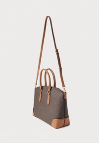 Καφέ τσάντα χειρός με σχέδιο, επενδυμένη με δέρμα σε χρώμα ταμπά, διπλές λαβές και αποσπώμενο ιμάντα ώμου. Κλείνει με φερμουάρ στο πάνω μέρος.