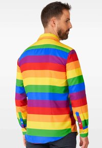 Kleurige button-up shirt met grote horizontale strepen in rood, oranje, geel, groen, blauw en paars. Zachte stof met een kraag en manchetten.