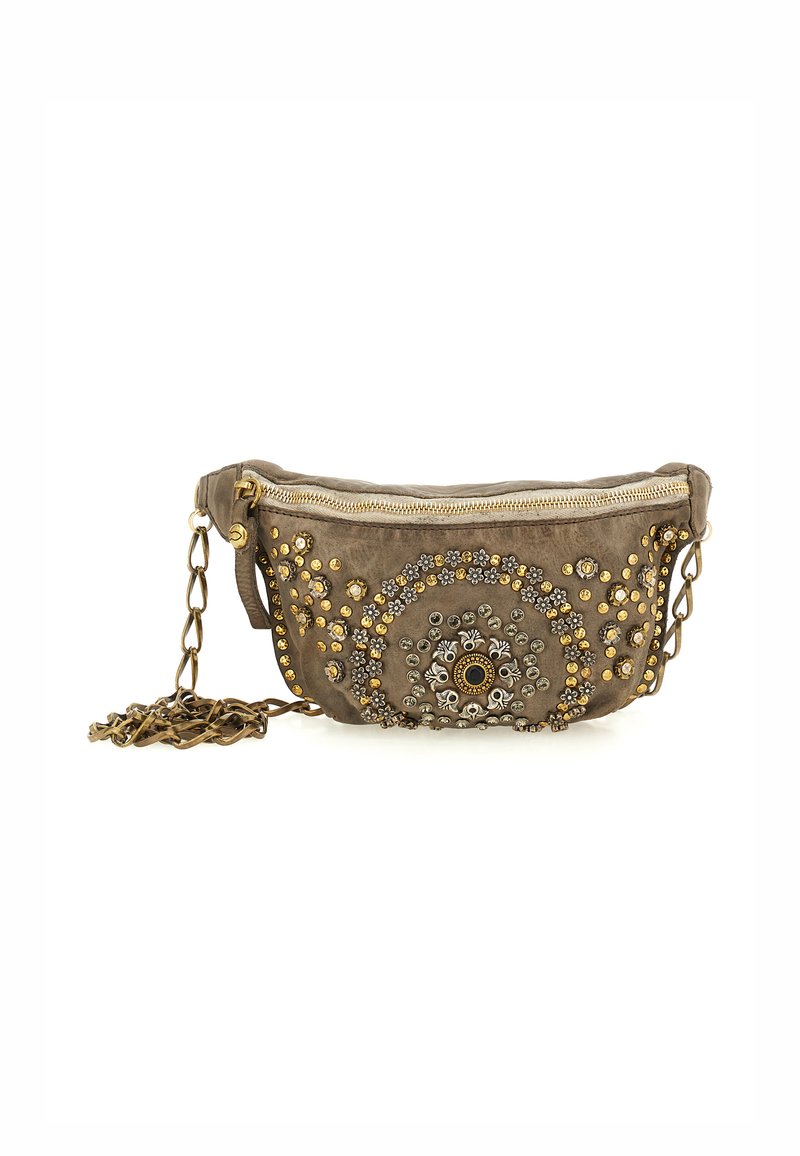 Borsa a pochette in pelle decorata di colore marrone tenue con chiusura a zip. Presenta dettagli metallici e intricati motivi di perline sulla superficie.