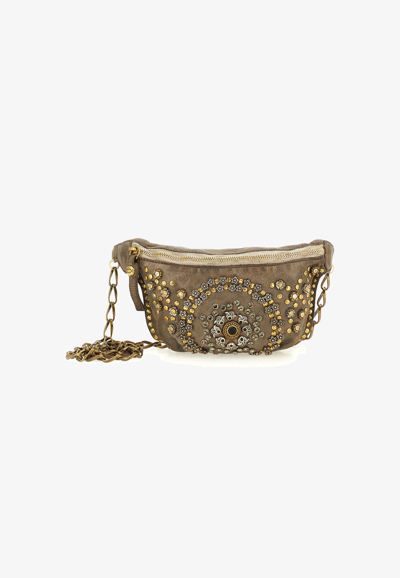 Borsa a pochette in pelle decorata di colore marrone tenue con chiusura a zip. Presenta dettagli metallici e intricati motivi di perline sulla superficie.