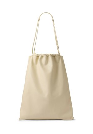 Sac cabas en cuir souple beige avec le haut froncé et deux fines bretelles sur fond blanc.