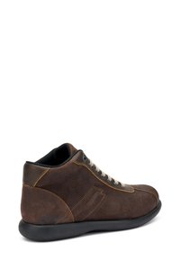 Scarpe in suede marrone con un design alto, lacci beige, cuciture in contrasto e una suola flessibile in gomma nera.