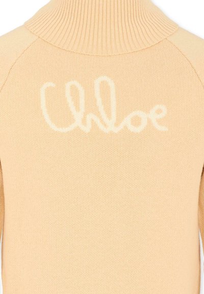 Maglione a collo alto in morbido tessuto a maglia beige chiaro con logo "Chloe" di colore crema in evidenza sul petto.