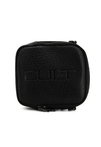 Pochette nera in pelle con zip, logo in rilievo, superficie texture, forma quadrata e dettagli di cucitura e hardware visibili.