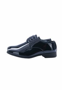 Scarpe eleganti in pelle verniciata nera con un design elegante, punte affusolate e cuciture a contrasto; presentano un tacco basso impilato.
