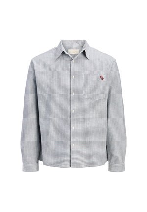 Camisa de manga larga con botones y pequeño estampado a cuadros en blanco, azul y rojo, con un bolsillo en el pecho que lleva un pequeño logo bordado en rojo.