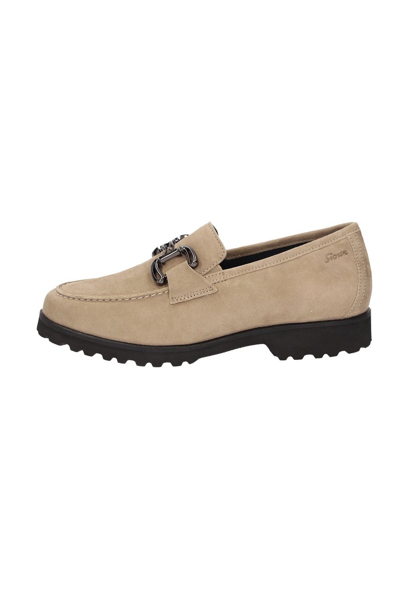 Mocassin en daim beige avec un accent de chaîne en métal sur le dessus, présentant une semelle en caoutchouc texturée et des coutures le long des bords.