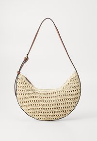 Beige háčkovaná kabelka s půlměsíčkovým tvarem, s hnědým koženým popruhem přes rameno a otevřeným vzorem pro viditelnost vnitřního obsahu.