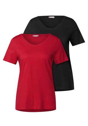 Twee T-shirts met korte mouwen: één in het rood en één in het zwart. Beide hebben een ontspannen pasvorm, een V-halsdesign en een zachte stoftextuur.