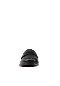 Mustat nahka loafersit sileällä pinnalla, joissa on liukuhihnan muotoilu ja kaksi koristeellista kokoa yläosassa. Ohut ruskea pohja.